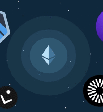 En 2026, el debate sobre si Ethereum es "caro" ha quedado en el pasado. Gracias a la plena implementación del Danksharding y la madurez de los Rollups, la red principal se ha transformado en una base de seguridad ultra-robusta, mientras que la actividad diaria (pagos, swaps, NFT y DeFi) se ha desplazado a las redes de Capa 2 o L2. Para un inversor en España, operar hoy en una L2 significa pagar comisiones de menos de 0,01€ por transacción, con una velocidad casi instantánea, pero manteniendo la garantía de que sus fondos están protegidos por la descentralización de Ethereum. Sin embargo, no todas las L2 son iguales: algunas priorizan la privacidad, otras el ecosistema de juegos y otras la compatibilidad total con instituciones financieras. El Paisaje de las L2 en 2026: ¿Qué ha cambiado? Hace unos años, mover fondos a una L2 era un proceso complejo. En 2026, los exchanges españoles como Bit2Me o internacionales como Binance permiten retirar fondos directamente a estas redes, saltándose las costosas comisiones de la red principal (L1). Además, la interoperabilidad ha mejorado drásticamente; ya no sientes que estás en una "isla", sino en un ecosistema fluido donde los activos se mueven entre capas de forma casi invisible para el usuario. Ranking de las Mejores Capas 2 para Operar este Año A continuación, analizamos las redes líderes en 2026 según su utilidad y eficiencia: 1. Arbitrum One (El Rey de la Liquidez): Sigue siendo la L2 con mayor valor total bloqueado (TVL). Es el lugar preferido para el DeFi avanzado en España. Si buscas los mejores protocolos de préstamos o exchanges descentralizados con mayor profundidad de mercado, Arbitrum es tu red. Su tecnología Optimistic Rollup es hoy extremadamente madura y estable. 2. Base (La Puerta de Entrada Masiva): Desarrollada por Coinbase, se ha convertido en la red de mayor crecimiento en 2026. Gracias a su integración nativa con la wallet de Coinbase, es la red más fácil de usar para principiantes. En España, es muy popular para aplicaciones sociales (SocialFi) y para comprar tokens de proyectos emergentes con interfaces muy sencillas. 3. OP Mainnet (Optimism): El pilar de la "Superchain". Optimism no es solo una red, sino una infraestructura que comparten muchas otras. Su enfoque en la gobernanza y los bienes públicos la hace muy atractiva para inversores que valoran la ética del ecosistema. Es ideal para transacciones rápidas y baratas con un enfoque a largo plazo. 4. ZK-Sync Era (Privacidad y Escalabilidad ZK): Representa la vanguardia tecnológica. Al usar Zero-Knowledge Rollups, ofrece una seguridad matemática superior y permite funciones de privacidad que las redes anteriores no pueden igualar. En 2026, es la red preferida para quienes realizan pagos frecuentes y buscan la máxima eficiencia en el uso de datos. 5. Polygon zkEVM: La evolución de la antigua red Polygon. Se ha consolidado como la favorita de las grandes marcas y empresas españolas para lanzar sus colecciones de fidelidad y activos tokenizados. Es una red "limpia", rápida y totalmente compatible con las herramientas que ya conoces de Ethereum. Image of a high-speed futuristic transit map where different glowing lines (Arbitrum, Base, ZK-Sync) converge at a central hub labeled "Ethereum Security Layer". Small digital coins are moving at light speed through these tubes, with a transparent label showing "Fee: $0.002" and "Time: 0.5s". ¿Cómo elegir en qué L2 operar? Para decidir dónde mover tus fondos en 2026, hazte estas tres preguntas: ¿Qué voy a hacer? Si vas a hacer trading profesional, ve a Arbitrum. Si vas a interactuar con una App social, probablemente esté en Base. Si vas a comprar un NFT de una marca de moda española, busca en Polygon. ¿Está mi token allí? Aunque la mayoría de stablecoins (USDC, USDT) están en todas, algunos tokens específicos solo tienen liquidez en una red concreta. ¿Cuál es el coste de salida? En 2026, retirar de una L2 a L1 es casi instantáneo en las redes ZK, pero puede tardar hasta 7 días en las redes Optimistic (a menos que uses un puente de terceros como Across o Stargate). Seguridad: El concepto de "Liveness" y Riesgos de Centralización Aunque las L2 son muy seguras en 2026, el usuario avanzado debe fijarse en los "Stage" de descentralización (según la métrica de L2Beat). Algunas redes todavía tienen "ruedas de entrenamiento" o sequenciadores centralizados. En España, para carteras de gran tamaño, se recomienda diversificar entre al menos dos redes de Capa 2 diferentes. Así, si una red sufre una parada técnica temporal (un evento raro pero posible en 2026), tus fondos y tu capacidad de operar no quedan totalmente bloqueados. Fiscalidad y L2: Un Respiro Administrativo Operar en L2 en 2026 facilita la vida al contribuyente español. Al ser las comisiones tan bajas (céntimos), ya no es necesario preocuparse tanto por deducir el "gas" como un gasto en cada permuta, ya que su impacto en la ganancia patrimonial es mínimo. No obstante, las herramientas de software fiscal (como Koinly o Atani) se conectan hoy perfectamente a todas estas redes, consolidando tus movimientos en un único informe para la declaración de la renta. Conclusión Las redes de Capa 2 son las que han hecho realidad la promesa de Ethereum: un sistema financiero global, abierto y barato. En 2026, ya no hay excusa para pagar comisiones altas. Operar en L2 es hoy la norma en España, permitiendo que tanto el pequeño ahorrador como la gran empresa muevan capital con la confianza de la seguridad de Ethereum y la agilidad de la banda ancha. El futuro de la blockchain no ocurre en una sola cadena, sino en un tejido de capas diseñado para escalar hasta el infinito.