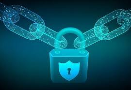 Hasta hace poco, navegar por internet significaba dejar un rastro de datos personales en cada formulario. En 2026, la Identidad Digital Soberana (Self-Sovereign Identity) ha cambiado las reglas. Ahora, los ciudadanos en España utilizan credenciales verificables almacenadas en sus dispositivos para identificarse ante la Administración Pública, bancos o plataformas de e-commerce sin necesidad de entregar copias de su DNI o compartir datos innecesarios. Es el paso final de la Web3: después de descentralizar el dinero (Bitcoin) y las finanzas (DeFi), hemos descentralizado quiénes somos. ¿Cómo funciona la Identidad SSI este año? El modelo SSI se basa en tres pilares que garantizan que tú, y solo tú, controlas la llave de tu información: El Emisor (Issuer): Una entidad de confianza (como la Policía Nacional o tu Universidad) emite una "Credencial Verificable" (por ejemplo, tu título académico o tu mayoría de edad) firmada criptográficamente. El Poseedor (Holder): Tú guardas esa credencial en tu "Identity Wallet". No está en una base de datos central, está en tu móvil. El Verificador (Verifier): Cuando quieres alquilar un coche o entrar en un exchange, el verificador pide una prueba. Tú envías solo lo necesario (por ejemplo, una prueba de que tienes carnet de conducir, sin revelar tu dirección o nombre completo). El Uso de "Zero-Knowledge Proofs" (ZKP) en España La verdadera magia de 2026 son las Pruebas de Conocimiento Cero. Gracias a esta tecnología, puedes demostrar que cumples un requisito sin revelar el dato subyacente. Ejemplo práctico: Quieres acceder a una plataforma de inversión cripto que requiere ser mayor de 18 años. En lugar de subir una foto de tu DNI, tu wallet genera una prueba matemática que dice: "Confirmo que este usuario tiene +18 años" basándose en tu DNI digital, pero el exchange nunca llega a ver tu fecha de nacimiento exacta ni tu nombre. Beneficios para el Usuario Cripto en 2026 Adiós al KYC repetitivo: Ya no tienes que hacerte un "selfie" con el DNI cada vez que abres una cuenta en un exchange. Compartes tu credencial verificada de "Usuario Validado por MiCA" y el acceso es instantáneo. Eliminación de contraseñas: Te olvidas de las brechas de seguridad. Te logueas en cualquier web firmando con tu clave privada, eliminando el riesgo de phishing de contraseñas tradicionales. Privacidad Fiscal: Puedes demostrar tu residencia fiscal en España ante protocolos DeFi sin revelar tu saldo total o tu historial de transacciones. La Cartera Digital Europea (EUDI Wallet) en 2026 España ha sido pionera en la adopción de la EUDI Wallet. En 2026, esta aplicación permite a los españoles llevar el DNI, el carné de conducir, las recetas médicas y los títulos universitarios en formato digital con validez legal en toda la Unión Europea. Para el inversor cripto, esto supone la integración definitiva: tu identidad legal y tu identidad financiera conviven en el mismo ecosistema seguro y descentralizado. Image of a smartphone screen displaying the European Digital Identity Wallet, showing various cards like e-ID, Driver's License, and a Professional Qualification, with a secure "Verified by Blockchain" seal. Desafíos: La Responsabilidad de la Custodia Tener el control total implica una gran responsabilidad. En 2026, el mayor riesgo no es el hackeo de una base de datos central (que ya no tiene tus datos), sino la pérdida del dispositivo o de las claves de recuperación. Por ello, este año se han popularizado los sistemas de "Recuperación Social" y de "Guardianes", donde puedes designar a personas de confianza o servicios notariales para ayudarte a recuperar tu identidad digital si pierdes tu móvil. Conclusión: El Ciudadano Digitalmente Libre La Identidad Digital Soberana es la pieza que completa el puzzle de la libertad en 2026. Al recuperar el control sobre nuestros datos, no solo ganamos privacidad, sino que reducimos drásticamente el fraude y la burocracia. En España, hemos pasado de ser "productos" de las grandes tecnológicas a ser dueños de nuestra propia representación digital. La Web3 no era solo sobre dinero; era sobre devolverle al individuo la capacidad de decidir qué cuenta de sí mismo, a quién y cuándo.