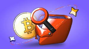 En marzo de 2026, el mayor obstáculo para un inversor cripto en España no es Hacienda (que ya tiene tus datos mediante reportes automáticos), sino el departamento de Compliance de su banco. Si quieres usar tus ganancias de Bitcoin para pagar la entrada de una casa, liquidar una hipoteca o simplemente realizar una transferencia importante a tu cuenta corriente, el banco te exigirá una "prueba de origen de fondos". Ya no basta con un pantallazo de un exchange; en 2026, necesitas una Auditoría de Trazabilidad que demuestre que cada satoshi tiene un historial limpio y documentado.1. ¿Por qué el banco es más estricto en 2026?A pesar de que el entorno es más regulado, los bancos españoles enfrentan sanciones multimillonarias si permiten la entrada de dinero proveniente de actividades ilícitas. Con la Travel Rule (Regla de Viaje) operando a plena capacidad este año, las entidades financieras están obligadas a conocer no solo quién envía el dinero, sino de dónde viene originalmente.El "Dinero Manchado": Si tus fondos pasaron en algún momento de 2022 o 2023 por un mezclador (mixer) o un exchange sin KYC que ha sido sancionado en 2025, el banco podría bloquear la operación preventivamente.Fragmentación de Datos: Como la directiva DAC8 solo reporta datos desde enero de 2026, el banco te pedirá que tú mismo "rellenes los huecos" de los años anteriores (2021-2025).2. Los 3 Documentos de Oro para tu AuditoríaPara que tu transferencia sea aprobada "a la primera" este marzo, debes preparar un dossier con:Informe Fiscal Consolidado: Generado por software profesional (como CoinTracking, Waltio o Koinly). Debe mostrar el inventario completo, incluyendo el método FIFO aplicado y las permutas declaradas en ejercicios anteriores.Certificados de Titularidad: Documentos firmados por los exchanges regulados que confirmen que las cuentas están a tu nombre. Para wallets frias (Ledger/Trezor), se están utilizando mensajes firmados criptográficamente que demuestran que tú posees las claves privadas.Mapa de Trazabilidad (On-chain Path): Un resumen visual que conecte la compra original con dinero fiat (ej. transferencia desde tu banco en 2022) hasta la wallet actual.3. Checklist de Preparación: Paso a PasoTareaImportanciaAcción en Marzo 2026Recuperar HistorialesCríticaDescarga los CSV y PDFs de exchanges que cerraron o que vas a dejar de usar.Identificar WalletsAltaEtiqueta cada dirección pública propia para diferenciar tus fondos de transferencias de terceros.Justificar Airdrops/StakingMediaGuarda registros de los protocolos DeFi usados; el banco querrá saber por qué recibiste "dinero gratis".Pre-notificación BancariaVitalNo lances una transferencia de 100.000€ de golpe. Habla con tu gestor y presenta la auditoría antes de enviar los fondos.4. El Papel del Perito Cripto en 2026Dada la complejidad, en 2026 ha surgido con fuerza la figura del Perito Judicial en Criptoactivos. Si tu operación es de gran volumen (superior a 200.000€), los bancos suelen exigir un informe visado por un profesional independiente que certifique que el análisis forense de la blockchain no arroja alertas de blanqueo de capitales. Este informe es, en la práctica, un seguro de vida para tu transferencia.5. ¿Qué pasa si no puedo trazar todo?Muchos inversores antiguos tienen "huecos" en su historial (exchanges que desaparecieron, forks antiguos, etc.). En 2026, la estrategia recomendada por los asesores españoles es la Transparencia Proactiva:Declarar el "coste cero" para las monedas sin trazabilidad (pagando el máximo de impuestos pero legalizando el capital).Presentar declaraciones complementarias si se detectan errores pasados antes de que el banco o Hacienda inicien una investigación.ConclusiónEn la economía de 2026, la privacidad no es sinónimo de opacidad. Puedes ser un firme defensor de la descentralización y, a la vez, tener una trazabilidad impecable. Realizar una auditoría de tus fondos este marzo no es solo un trámite burocrático; es la forma de asegurar que tu éxito en el mercado cripto se traduzca en libertad financiera real en el mundo físico.