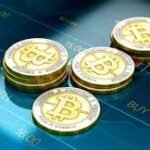 En marzo de 2026, la Agencia Tributaria ya no tiene dudas: las criptomonedas son bienes de contenido económico que deben integrarse en la base imponible del Impuesto sobre el Patrimonio (IP). Esto significa que si el valor total de tus activos (viviendas, cuentas, acciones y criptos) supera los umbrales establecidos, deberás pagar un porcentaje anual por el mero hecho de mantener tus claves privadas. Con la plena aplicación de la directiva DAC8 y el intercambio automático de información, ocultar estos saldos es hoy un riesgo inasumible.1. ¿Quién está obligado a declarar en 2026?La obligación de presentar el Modelo 714 depende de dos factores: tu residencia (Comunidad Autónoma) y el valor de tus activos a 31 de diciembre de 2025.Mínimo Exento Estatal: Con carácter general, los primeros 700.000 € de patrimonio neto están exentos (más 300.000 € de vivienda habitual).Variaciones Regionales:Cataluña: El mínimo es más bajo (500.000 €), lo que obliga a declarar a más personas.Madrid y Andalucía: Mantienen bonificaciones del 100%, pero ¡ojo!: si tu patrimonio bruto supera los 2.000.000 €, estás obligado a presentar la declaración informativa aunque no tengas que pagar nada.Comunidad Valenciana: El umbral se sitúa en 1.000.000 € de patrimonio neto.2. Cómo valorar tus Criptos para HaciendaPara la declaración que se presenta entre abril y junio de 2026, la regla es clara: se toma la cotización a las 23:59 del 31 de diciembre de 2025.Fuentes de Precio: Hacienda acepta precios de plataformas líderes (CoinMarketCap, CoinGecko) o el valor proporcionado por exchanges regulados.Sección Q: En el Modelo 714, existe una sección específica para "Saldos en monedas virtuales" donde debes desglosar el tipo de moneda, el número de unidades y su contravalor en euros.3. El Impuesto de Solidaridad de las Grandes Fortunas (ITSGF)Este impuesto estatal, plenamente consolidado en 2026, actúa como un "escudo" para que el Estado recaude en comunidades donde el Patrimonio está bonificado (como Madrid).Se aplica a patrimonios netos superiores a 3.000.000 €.Para el cálculo de este umbral, se incluye el mínimo exento de 700.000 €, por lo que afecta realmente a fortunas a partir de 3,7 millones de euros.Lo pagado por el Impuesto de Patrimonio autonómico se deduce directamente de la cuota de este impuesto para evitar la doble imposición.4. Estrategias de Optimización Legal este MarzoEstrategiaDescripciónImpactoPréstamos DeFiUsar tus BTC como colateral para obtener liquidez genera una deuda.La deuda es deducible del patrimonio neto, reduciendo la base imponible.Donaciones en VidaRepartir parte de la cartera a familiares (aprovechando bonificaciones regionales en Sucesiones y Donaciones).Reduce el patrimonio total del titular principal.Cambio de ResidenciaTrasladarse a comunidades con mayor mínimo exento o mejores bonificaciones.Requiere residencia real efectiva (>183 días) para evitar inspecciones.5. El Riesgo de la Volatilidad Post-DevengoUno de los mayores dramas fiscales de marzo de 2026 es el "desfase de mercado". Si a 31 de diciembre de 2025 Bitcoin estaba en 90.000 € y para junio de 2026 ha caído a 50.000 €, debes pagar el impuesto sobre el valor de 90.000 €.Consejo Pro: Si tu patrimonio es elevado, es vital reservar una parte de tus ganancias en stablecoins a final de año para cubrir la factura fiscal futura, evitando tener que vender activos a precios bajos para pagar a Hacienda.ConclusiónEl Impuesto de Patrimonio en 2026 ha dejado de ser un tema de "viejas fortunas" inmobiliarias para ser una preocupación real de los nuevos ahorradores digitales. La transparencia es tu mejor aliada: con el Modelo 721 ya presentado en marzo (para informar de lo que tienes fuera) y el Modelo 714 en el horizonte, la trazabilidad y la valoración correcta son las únicas formas de dormir tranquilo.