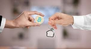 En 2026, el sector inmobiliario español se ha adaptado finalmente a la riqueza digital. Ya no es raro ver anuncios en portales líderes que especifican "se acepta Bitcoin". Sin embargo, comprar una casa con cripto en España no es tan simple como enviar tokens a una wallet y recibir las llaves. La ley española es clara: para que una propiedad cambie de dueño en el Registro de la Propiedad, debe existir una escritura pública ante notario denominada en euros. Esto significa que, aunque el valor se transfiera en activos digitales, el proceso sigue un protocolo estricto de cumplimiento, valoración y fiscalidad que todo inversor debe conocer antes de elegir su nuevo hogar. La Naturaleza Jurídica: ¿Compraventa o Permuta? En 2026, la Dirección General de Tributos (DGT) ha consolidado su criterio: las criptomonedas no son "dinero" de curso legal, sino "bienes inmateriales". Por tanto, cuando entregas Bitcoin a cambio de una vivienda, técnicamente no estás realizando una compraventa, sino una permuta (cambio de un bien por otro). Esto tiene implicaciones importantes: Fijación del Precio: En la escritura debe constar el valor del inmueble en euros y la equivalencia exacta en la criptomoneda elegida en el momento del devengo. Impuestos de Transmisión: El comprador paga el ITP (entre el 6% y el 10% según la comunidad) o el IVA si es obra nueva, calculado siempre sobre el valor de referencia en euros. Ganancia del Vendedor: El vendedor del inmueble tributa por su ganancia patrimonial en el IRPF, como en cualquier venta tradicional. Los 4 Pilares del Cumplimiento (Compliance) El mayor obstáculo en 2026 no es encontrar un vendedor que acepte cripto, sino convencer al notario y al banco del vendedor de que los fondos son legítimos. Debes preparar un "Dossier de Transparencia" que incluya: Trazabilidad (KYC/AML): Un informe detallado que demuestre el origen lícito de las criptomonedas (compras originales en exchanges, minería documentada o rendimientos DeFi). Certificado de Titularidad: Prueba de que la wallet desde la que sale el pago te pertenece inequívocamente. Historial de Inversión: Capturas y extractos que muestren el flujo de fondos desde el dinero fiat inicial hasta la criptomoneda actual. Valoración de Mercado: Un certificado que acredite el valor de cambio euro/cripto utilizado el día de la firma. Image of a high-end coastal villa in Marbella. In the foreground, a digital contract is being signed on a tablet. A holographic bridge connects a Bitcoin icon to a set of physical keys. Small labels show "Transaction Verified on Blockchain" and "Value: 850,000 EUR". The background includes a subtle icon of a Spanish Notary stamp. La Doble Tributación del Comprador Este es el punto que muchos inversores pasan por alto en 2026. Al usar tus criptomonedas para comprar una casa, estás realizando un "desbalance" de tu cartera que Hacienda considera una alteración patrimonial. Evento 1 (Venta de Cripto): Al entregar tus criptos por el valor de la casa, estás "vendiendo" esos activos. Si los compraste más baratos, debes pagar entre el 19% y el 28% de IRPF sobre esa ganancia en la siguiente declaración de la renta. Evento 2 (Compra de Casa): Al mismo tiempo, pagas los impuestos asociados a la vivienda (ITP o IVA + AJD). Ejemplo: Si compraste BTC por 100.000€ y ahora compras una casa de 500.000€ usando ese BTC, Hacienda te pedirá impuestos por la ganancia de 400.000€ de tus criptos, además del ITP de la vivienda. El Proceso en la Notaría En 2026, los notarios españoles actúan como filtros críticos contra el blanqueo de capitales. El día de la firma: El notario identifica a las partes y verifica la documentación de origen de fondos. Se realiza la transferencia on-chain en presencia (o mediante comprobación técnica) del notario. Se incorpora el Hash de la transacción (TXID) en la escritura pública como prueba de pago. El vendedor recibe sus tokens y el comprador recibe la posesión legal, que luego se inscribe en el Registro de la Propiedad. ¿Qué pasa con las Hipotecas en 2026? A pesar del avance tecnológico, los bancos tradicionales españoles siguen sin conceder hipotecas denominadas en Bitcoin. Sin embargo, en 2026 es común utilizar préstamos sobre colateral (Lending). Muchos inversores prefieren bloquear su Bitcoin en protocolos de liquidez y obtener un préstamo en euros para pagar la casa. De esta forma, mantienen su exposición al Bitcoin (no venden y evitan el IRPF por ganancia) y pagan la vivienda con deuda, que es fiscalmente neutra. Conclusión Comprar una casa con criptomonedas en España es hoy una realidad plenamente legal y segura, pero exige una transparencia total. No es un atajo para evitar impuestos, sino una forma ágil de movilizar la riqueza digital hacia activos tangibles. En 2026, el éxito de la operación no depende de la velocidad de la red blockchain, sino de la solidez de tu rastro documental. Si puedes demostrar de dónde vienen tus criptos y estás dispuesto a cumplir con la fiscalidad del IRPF y el ITP, el ladrillo español es hoy uno de los mejores destinos para consolidar tus ganancias del mundo digital.